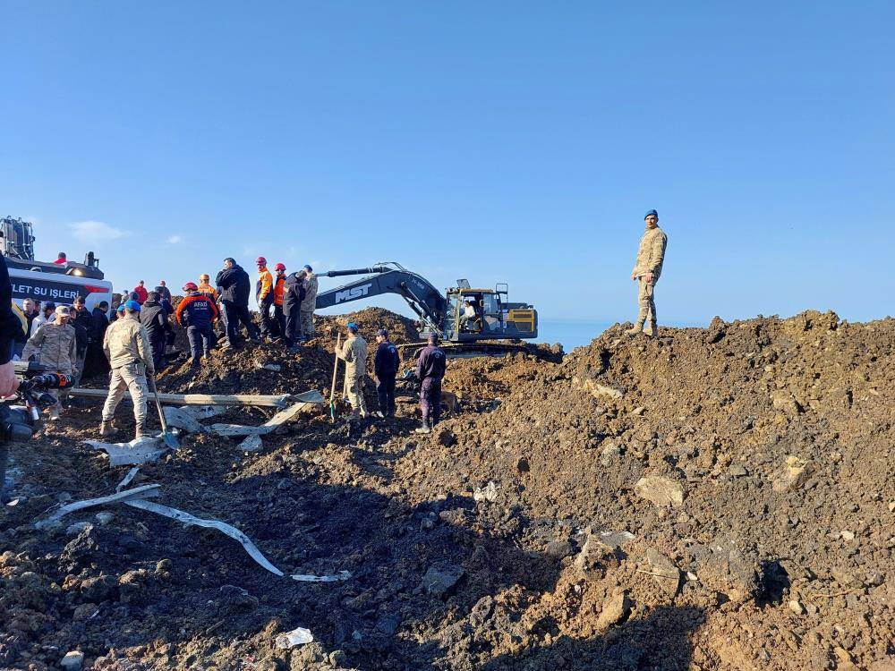 Heyelan altında kalan araçtaki 4 gençten acı haber 2